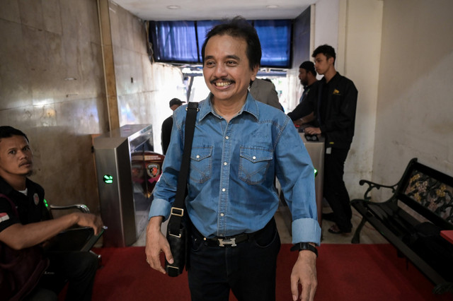 Pakar telematika Roy Suryo berjalan masuk untuk menjalani pemeriksaan di Gedung Direktorat Reserse Kriminal Umum Polda Metro Jaya, Jakarta, Kamis (15/5/2025). Foto: Fauzan/ANTARA FOTO