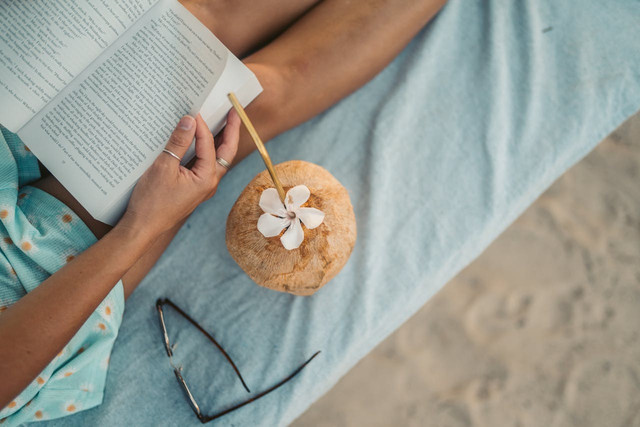 Ilustrasi membaca buku kumpulan kata-kata indah tentang kehidupan. Foto: Pexels.com