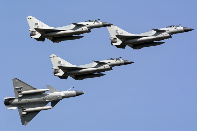 Pesawat Jet Temput Chengdu J-10C. Foto: rehan waheed/Shutterstock