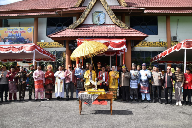 Upacara Hari Jadi Kota Sintang yang ke 663 Tahun 2025 di halaman Kantor Bupati Sintang. Foto: Dok. Diskominfo Sintang
