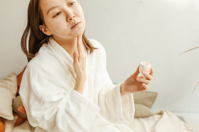 Ilustrasi manfaat moisturizer Glad2Glow blueberry. Sumber: Pexels/Polina Tankilevitch
