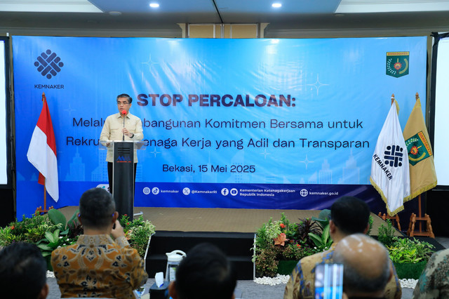 Menaker Yassierli memberi sambutan dalam acara bertajuk "Stop Percaloan: Melalui Pembangunan Komitmen Bersama untuk Rekrutmen Tenaga Kerja yang Adil dan Transparan", yang digelar di Kantor Pengelola Kawasan Industri MM2100, Cikarang, Bekasi. Foto: Dok Kemnaker