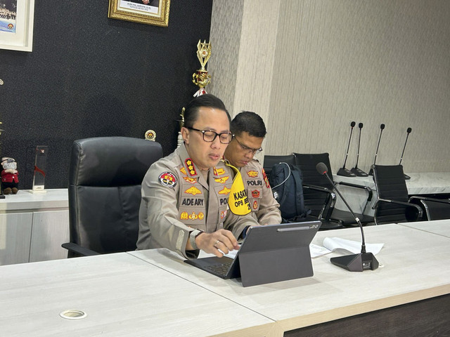 Kabid Humas Polda Metro Jaya Kombes Pol Ade Ary Syam Indradi saat konferensi pers kasus tuduhan ijazah palsu Jokowi di Mapolda Metro Jaya, Kamis (15/5/2025). Foto: Thomas Bosco/kumparan