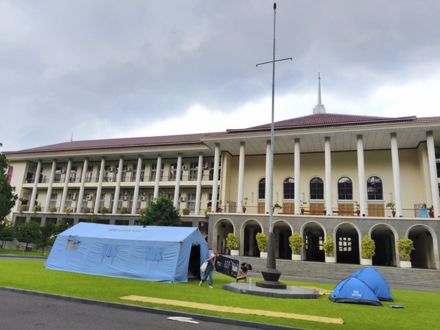 Sejumlah mahasiswa yang tergabung dalam Aliansi Mahasiswa UGM berkemah di depan Balairung atau gedung rektorat UGM, Kamis (15/5/2025). Foto: Arfiansyah Panji Purnandaru/kumparan