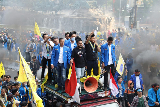 sumber foto: https://www.pexels.com/id-id/foto/orang-orang-masyarakat-rakyat-manusia-15351396/