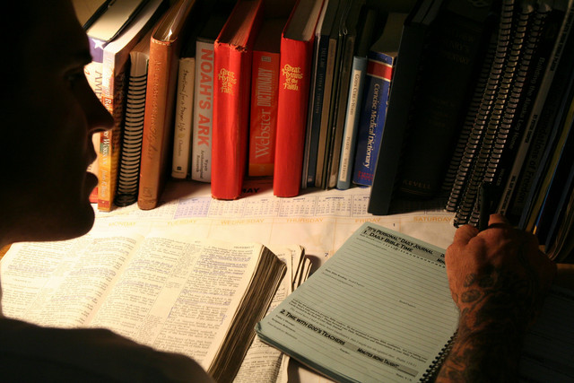 Study concentration (Sumber https://images.unsplash.com/photo-1530221704169-4f8289975f78?w=500&auto=format&fit=crop&q=60&ixlib=rb-4.1.0&ixid=M3wxMjA3fDB8MHxzZWFyY2h8MjR8fHN0dWR5JTIwY29uY2VudHJhdGlvbnxlbnwwfHwwfHx8MA%3D%3D)