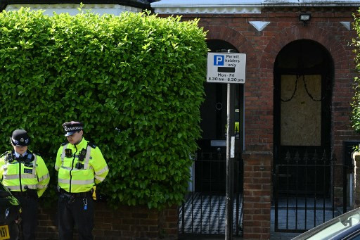 Dua orang polisi berjaga di properti milik PM Inggris Keir Starmer, usai peristiwa pembakaran di properti itu, pada Selasa (13/5). Foto: Justin Tallis/AFP