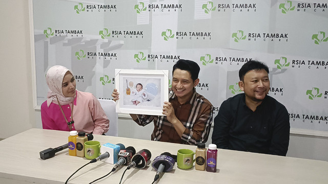 Konferensi pers kelahiran anak pertama Chand Kelvin, RSIA Tambak, Jakarta Pusat, Kamis (15/5/2025). Foto: Giovanni/kumparan