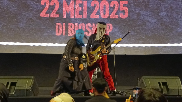 Penampilan Band Sukatani pada acara Gala Premiere Film Angkara Murka di Kawasan Kuningan, Jakarta Selatan. Foto: Aprilandika Pratama/kumparan