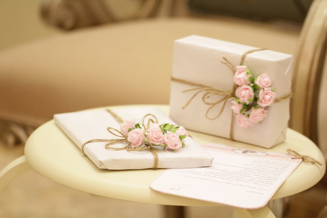 Ilustrasi rekomendasi hadiah pernikahan untuk sahabat. Foto: Unsplash/ Wijdan Mq