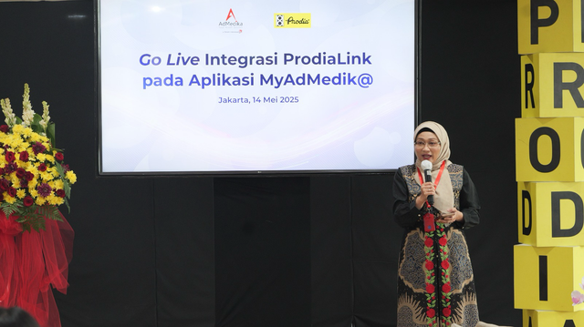 Direktur Utama AdMedika Dian Prambini saat memberikan sambutan pada acara seremoni Go Live Integrasi ProdiaLink pada Aplikasi MyAdMedik@ di Aula Lt.7 Gedung Grha Prodia Utama, Raden Saleh, Jakarta, pada Rabu (14/5). Foto: Dok. Telkom