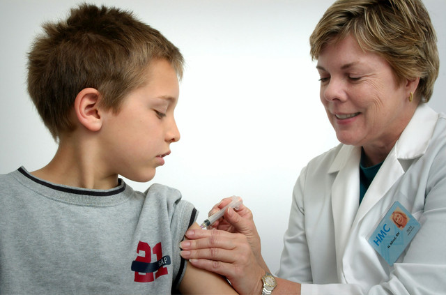 Ilustrasi pemberian obat cacing pada anak. Foto: Unsplash.com