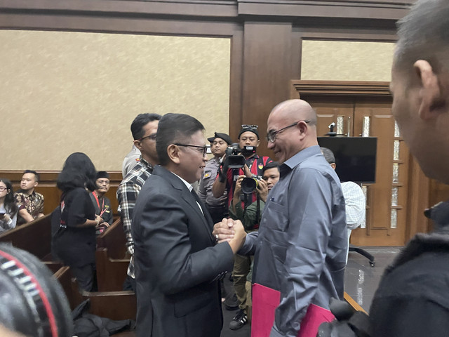 Hasyim Asy'ari bersalaman dengan Hasto Kristiyanto di Pengadilan Tipikor Jakarta, Jumat (16/5/2025). Foto: Fadhil Pramudya/kumparan