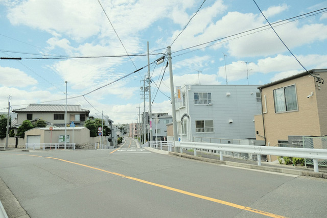 Ilustrasi Mitos Tempat Usaha Tusuk Sate yang Dianggap Menghambat Rezeki, Unsplash/Siborey Sean