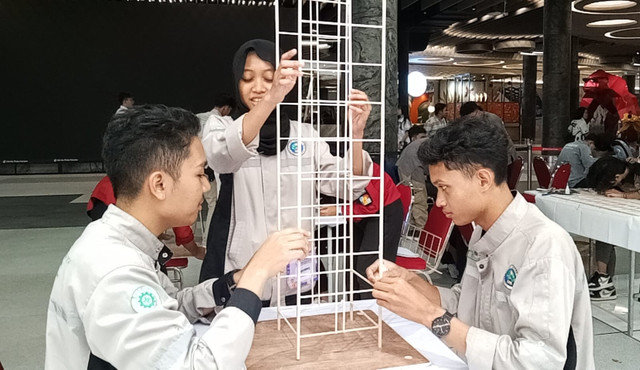 Mahasiswa peserta lomba Petra Civil Expo (PCE) 2025 sedang merancang maket gedung tahan gempa. Foto: Masruroh/Basra