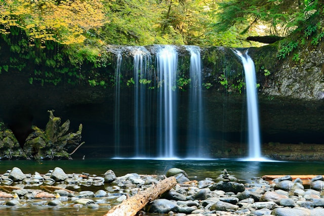 Air Terjun Dua Warna. Foto adalah ilustrasi. Sumber foto: Unsplash/Jeffrey