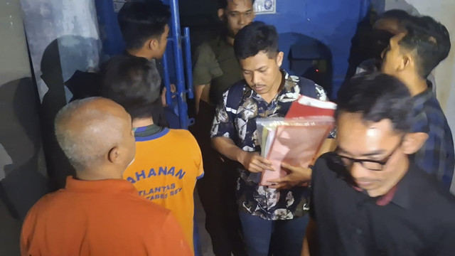 Polda Jatim menggeledah gudang perusahaan yang tahan ijazah mantan pegawainya, Sentoso Seal, yang berada di kawasan Margomulyo, Surabaya, Jumat (16/5/2025) dini hari.
 Foto: Dok. Istimewa
