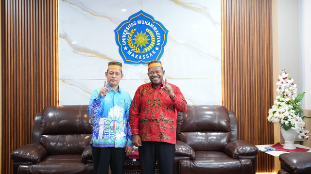 Wakil Gubernur Papua Barat Daya yang juga merupakan Alumni Ma'had Al Birr Universitas Muhammadiyah (Unismuh) Makassar Ahmad Nausrau berfoto bersama dengan Rektor Unismuh Makassar Dr Ir Abd Rakhim Nanda ST, MT, IPU