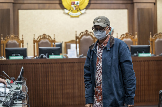 Penyelidik KPK Arif Budi Raharjo berjalan keluar usai sidang lanjutan kasus dugaan perintangan penyidik kasus korupsi Harun Masiku dan pemberian suap dengan terdakwa Hasto Kristiyanto di Pengadilan Tipikor, Jakarta, Jumat (16/5/2025). Foto: Bayu Pratama S/ANTARA FOTO