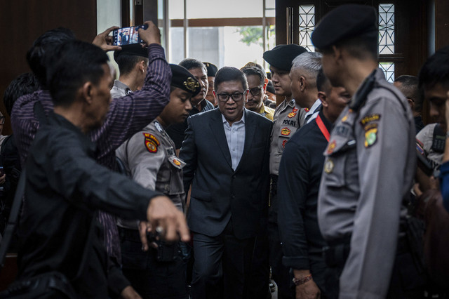 Hasto Kristiyanto memasuki ruangan di Pengadilan Tipikor, Jakarta, Jumat (16/5/2025). Foto: Bayu Pratama S/ANTARA FOTO
