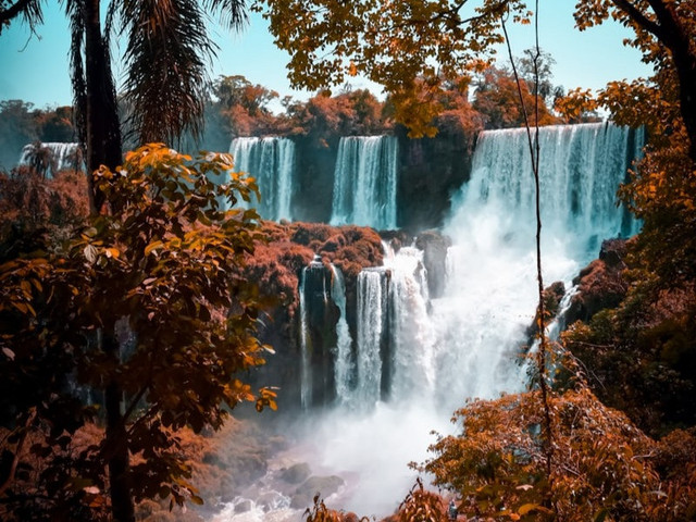 Air Terjun Lacolla. Foto hanyalah ilustrasi bukan tempat sebenarnya. Sumber: Unsplash/Ignacio Aguilar