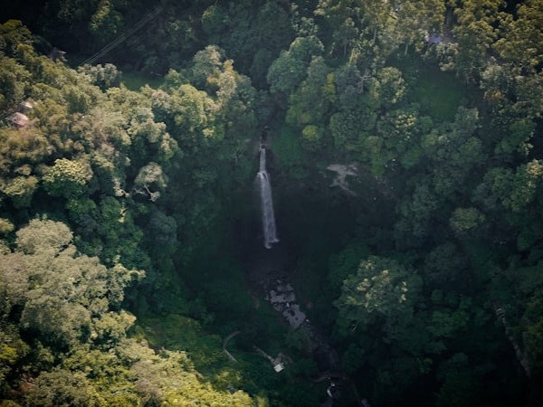 Air Terjun Jeruk Manis. Foto hanyalah ilustrasi bukan tempat sebenarnya. Sumber: Unsplash/Hanandito Adi