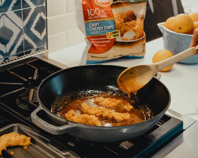 Tips Menggoreng Sosis Solo agar Tidak Berbusa. Foto Hanya Ilustrasi. Sumber Foto: Unsplash.com/Tyson