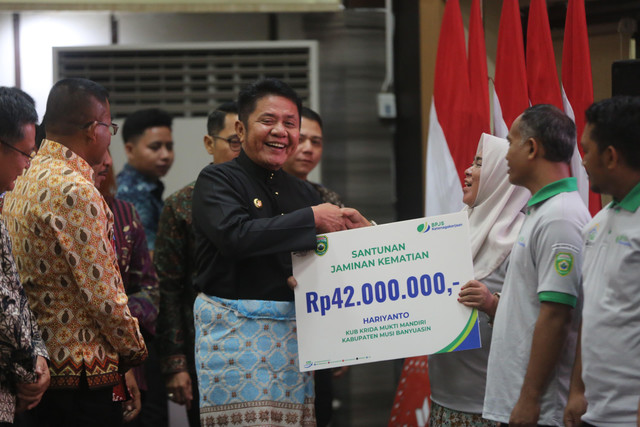 Gubernur Sumsel Herman Deru secara simbolis memberikan santunan JKM ke ahli waris pekebun kelapa sawit. Foto : Humas Pemprov Sumsel