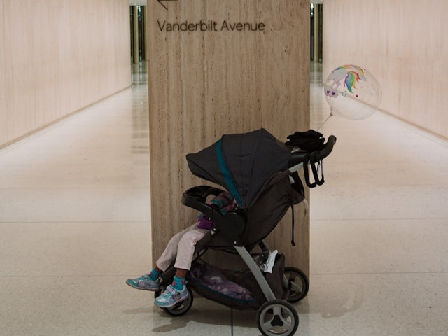 Apakah stroller bisa masuk kabin pesawat. Foto adalah stroller. Sumber: Unsplash/Sam Jotham Sutharson