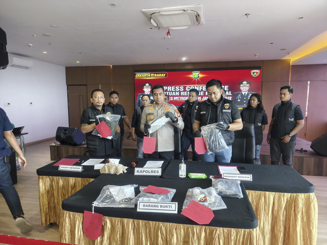 Kapolres Metro Jakarta Barat Kombes Twedi Aditya Bennyahdi memimpin konferensi pers kasus pembunuhan berencana Kalideres di Mapolres Jakbar, Jumat (16/5/2025). Foto: Thomas Bosco/kumparan