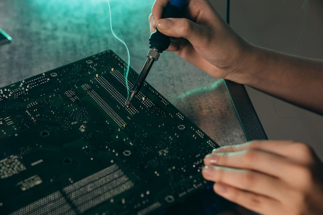 Ilustrasi rekomendasi solder listrik yang bagus. Sumber: pexels.com/Mikhail Nilov