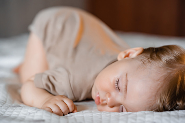 Ilustrasi anak tidur dengan posisi aneh. Foto: Tatevik Bagdasaryan/Shutterstock