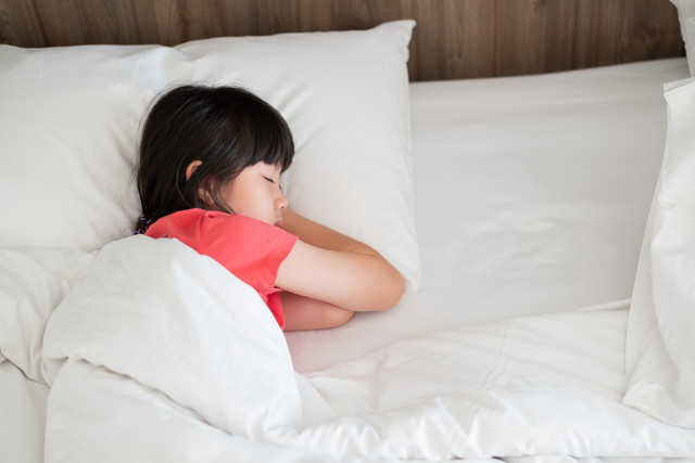 Ilustrasi Bangunin Anak untuk Sekolah. Foto: suriyachan/Shutterstock