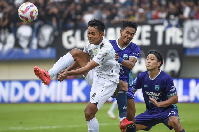 Pesepak bola Persita Tangerang Muhammad Toha (tengah) dan Sin Yeong Bae (kanan) berebut bola dengan pesepak bola Persib Bandung Dimas Drajad (kiri) saat pertandingan BRI Liga 1 2024/2025 di Stadion Indomilk Arena, Kabupaten Tangerang, Banten, Jumat. Foto: ANTARA FOTO/Galih Pradipta