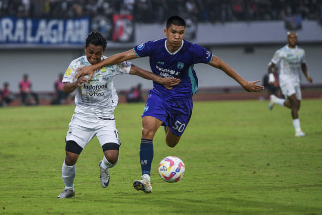 Pesepak bola Persita Tangerang Tamirlan Kozubaev (kanan) mengejar bola dibayangi pesepak bola Persib Bandung Febri Hariyadi (kiri) pada pertandingan BRI Liga 1 2024/2025 di Stadion Indomilk Arena, Kabupaten Tangerang, Banten, Jumat (16/5/2025). Foto: ANTARA FOTO/Galih Pradipta