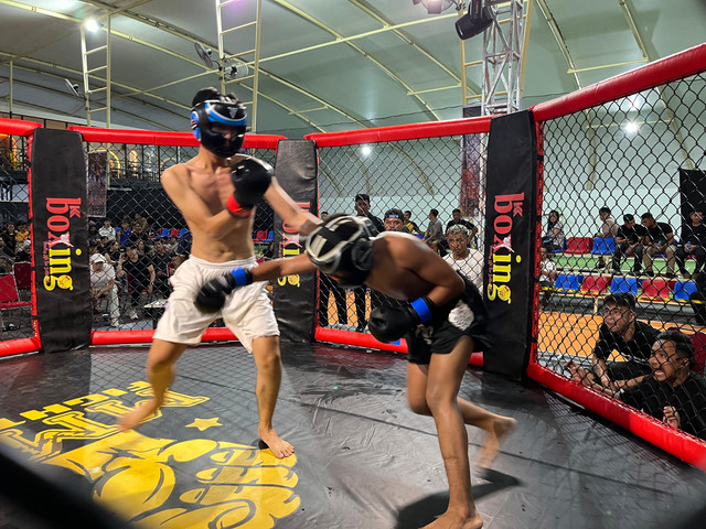 2 Petarung sedang Begasak diatas Octagon yang menggunakan safety yang sesuai dengan standart ketentuan. Foto: Rabiansyah/Hi!Pontianak.