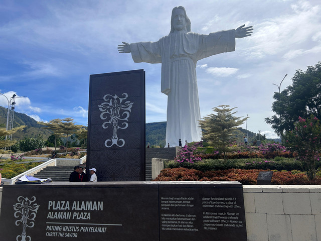 Patung Kristus Penyelamat di Bukit Sibea bea Samosir. Foto: Caroline Pramantie/kumparan