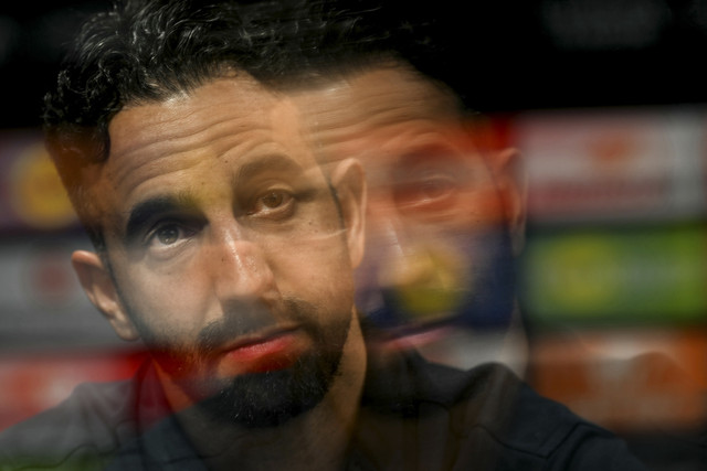 Pelatih Manchester United Ruben Amorim menyampaikan keterangan pers jelang laga final Liga Europa pada pertandingan leg kedua Liga Europa di Old Trafford, Manchester, Inggris, Rabu (14/5/2025). Foto: Oli Scarff/AFP