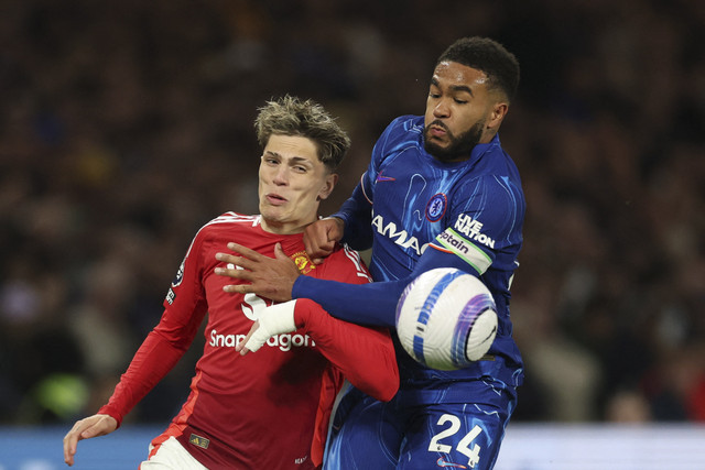 Pemain Manchester United Alejandro Garnacho berusaha melewati pemain Chelsea Reece James pada pertandingan Liga Inggris di Stamford Bridge, London, Inggris, Jumat (16/5/2025). Foto: Paul Childs/Reuters