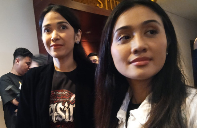 (kiri ke kanan) Pemeran film Dasim, Dinda Kanya Dewi bersama Zulfa Maharani. Foto: Masruroh/Basra