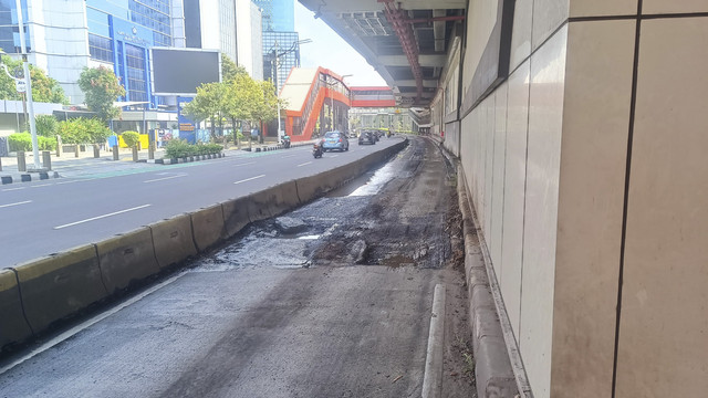 Penampakan lubang dalam di jalur masuk halte Transjakarta Setiabudi arah Menteng, Sabtu (17/5/2025).  Foto: Thomas Bosco/kumparan