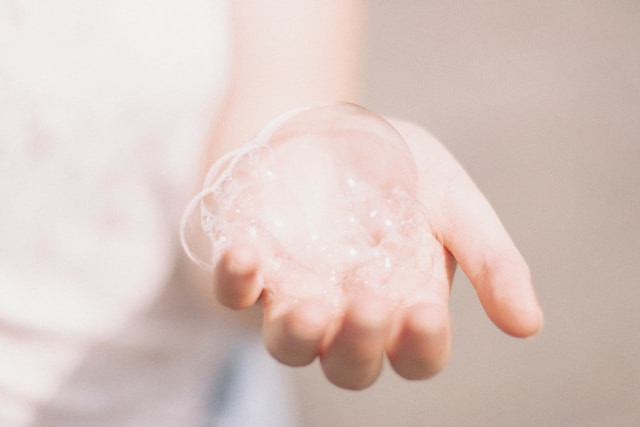 Rekomendasi Deterjen Anti Bau Apek. Foto hanya ilustrasi. Sumber foto: Unsplash/Matthew