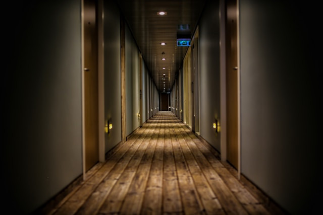 Apakah handuk hotel boleh dibawa pulang. Foto hanyalah ilustrasi, bukan tempat sebenarnya. Sumber: unsplash/ Runnyrem.
