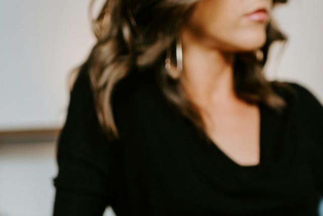 ilustrasi apa itu forbes 30 under 30. sumber: unsplash/kelly sikkema