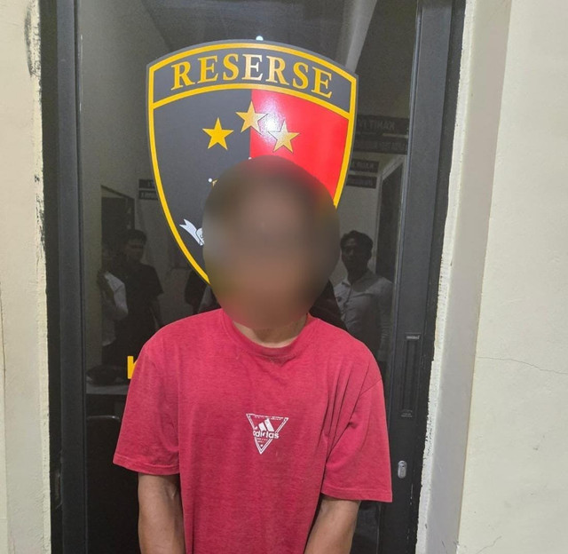 Pelaku perampasan kunci motor warga diamankan di Mapolres Sekadau. Foto: Dok. Polres Sekadau