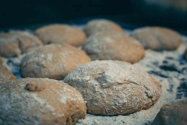 Ilustrasi Penyebab Adonan Roti Lengket dan Cara Menghindar, Unsplash/Ronaldo de Oliveira