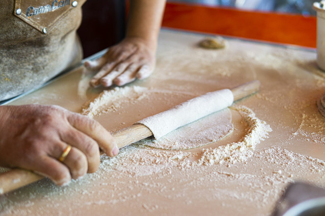 Ilustrasi Kenapa Tepung Roti Tidak Menempel? Ini Penjelasannya, Unsplash/Semih KOCA