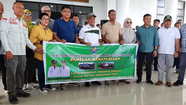 Rombongan Bupati Bolmong, Yusra Alhabsyi, saat menyerahkan bantuan bencana banjir di Kabupaten Boltim. Bantuan ini diserahkan ke Pemkab Boltim untuk disalurkan secara tepat.