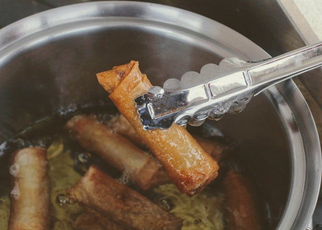 Ilustrasi Tips Menggoreng Lumpia agar Tidak Pecah. Foto: dok. Unsplash/Joshua Hoehne