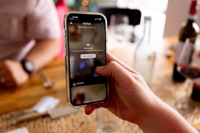 Ilustrasi Cara Mengatasi Video Tidak Bisa Diputar di Galeri. Foto: dok. Unsplash/Josh Withers